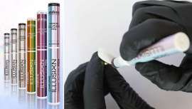 Chrome Illusion Pen combina polvo y aplicador en un solo producto para un efecto cromado único en las uñas, distintos acabados y tonos 