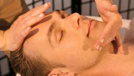 Gracias a envolventes técnicas de quiromasaje facial, la piel masculina se muestra desintoxicada y sana en apenas 1 hora. Una verdadera infusión de energía desde la primera sesión. Tratamiento facial detoxificante para el hombre, ¿te apuntas?