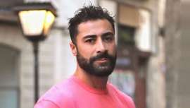 Posee en sus manos expertas y dominio de los tonos, pigmentos y la fisionomía humana, los secretos de la colorimetría, y como tal triunfa. Estilista armenio, afincado en Barcelona, su nombre cada vez más reconocido atrae a incondicionales y famosas