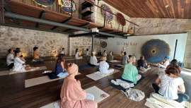 La propuesta incluye una clase de yoga de 60 minutos en las preciosas instalaciones de la empresa de estilo de vida consciente; y una hora de relajación en la exclusiva suite spa del conocido hotel de 5 estrellas Gran Lujo