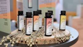 Un sistema de coloración vegano de oxidación demi-permanente tono sobre tono, con una delicada composición sin amoníaco, alcohol y PPD añadidos