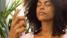 Muchas veces, el exceso de productos puede ser contraproducente para una dermis saludable, que puede reaccionar con alteraciones en la barrera cutánea, como irritaciones, brotes de acné, picores o rojeces