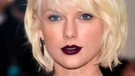 Las bocas oscuras con matices sangrientos siguen siendo un must cada año en la última noche de octubre. En este tipo de looks terroríficos, no pueden faltar los labios rojos casi negros para acompañar a un maquillaje misterioso