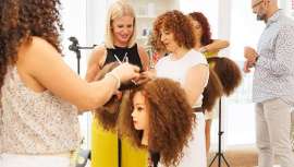 Para satisfacer a una clientela cada vez más exigente e informada, es crucial contar con una formación de calidad y adaptada, caso del cabello rizado, peculiar y con sus propias condiciones, según explica Conchi Arias, Campos Curlyhair