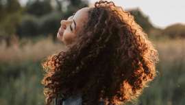 Es uno de los ingredientes estrella de la industria de la cosmética por sus propiedades hidratantes pero también presenta múltiples beneficios sobre el pelo