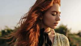 Algunos tonos que hemos visto este pasado verano como el cereza amarena o el canela spicy, dejan paso a otros en otoño, si bien permanecen como tendencia las easy lights o las mechas melting y flash lights. Especial capítulo merecen los rojos