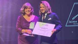 Jaime Lozano, el recientemente elegido peluquero oficial de la Fallera Mayor de València 2024, recibe un nuevo reconocimiento, el Premio Igualdad AJEV 2023, de la mano de la Asociación de Jóvenes Empresarios de València