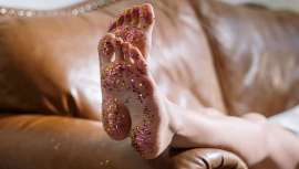 Desde el 17 de octubre de 2023, la venta de purpurina suelta y microperlas a base de plástico en cosméticos está prohibida en la Unión Europea. La medida forma parte de un plan más ambicioso para reducir la contaminación por microplásticos en la UE