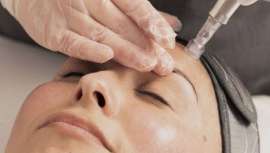La prestigiosa firma nos guía paso a paso a través de su prouesta de Microneedling, ProSkin, con la seguridad de una marca de confianza, pionera y a la cabeza de la investigación y el avance en los tratamientos estéticos 