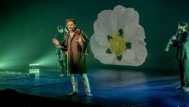 La obra, inspirada en El Buscador de Esencias de Dominique Roques, representa un viaje al origen de algunas de las esencias naturales más emblemáticas del mundo, con el actor Iván Sánchez como viajero