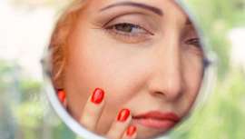 En vez de sólo rellenar, el Dr. Carlos Gómez lo trata revirtiéndolo al devolver el volumen perdido a esa estructura, mejorar el pómulo y combinar ácido hialurónico con estimuladores de colágeno