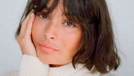 La estilista María Roberts nos propone tendencias como el Butterfly cut y el French bob, y en cuanto a coloración, apuesta por los tonos rubio vainilla y los castaños súper naturales