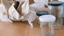 Si bien la cantidad de alimentos desperdiciados en Europa en 2021 se mantuvo estable según las cifras oficiales, estimada en 131 kg per cápita, los residuos de envases nunca han estado tan presentes en los cubos de basura