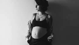 Las estrías son cicatrices que se forman cuando la piel se somete a un estiramiento excesivo, perdiendo de forma significativa su elasticidad. Concretamente se producen por la rotura de las fibras de colágeno y elastina de la dermis