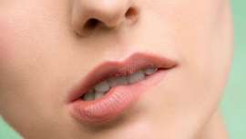 La queilitis o labios agrietados, puede estar formada por microgrietas, puede tener su origen en el contacto (por alergia);  o puede ser angular (solo en las comisuras) o exfoliativa (gruesas escamas marrones)