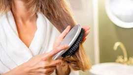 La porosidad del cabello es la capacidad que éste tiene para absorber y retener la humedad, una condición que se encuentra determinada por el estado de la cutícula, la capa exterior de cada fibra capilar, según explica Hospital Capilar