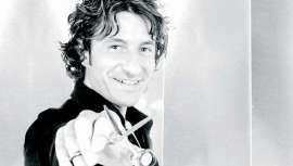 Su relación con la peluquería surge “como un flechazo” cuando tan sólo tenía 19 años. Londres marcó su camino profesional y hoy recoge las mieles del éxito con gran naturalidad