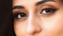 Briyi Pérez, maquilladora de Amelia Cosmetics, te explica el paso a paso para lograr agrandar tu mirada con la ayuda de, tan solo, el eyeliner y la máscara de pestañas