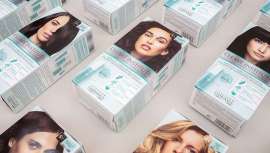 Su cuidada elaboración bajo control clínico, realizada por dermatólogos y con carácter farmacéutico, consigue que sus micropigmentos puros de alta intensidad penetren en el interior del córtex