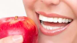 Una sonrisa saludable no solamente es atractiva, sino que también refleja la salud dental y general de la persona. La Dra. Ciudad, especialista en Estética Dental en Face Clinic, nos cuenta qué comer para mantener los dientes sanos