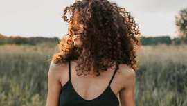 El sector del cuidado del cabello en Francia se encuentra en estado de agitación. La oferta de productos especializados, poniendo el foco en líneas y productos que han permanecido durante mucho tiempo en la sombra, crece. Es el caso del rizo