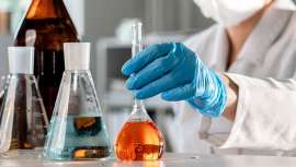 Según los últimos datos del INE, en Cataluña emergieron un total de 37 empresas en 2021 relacionadas con la industria química, donde están incluidas las del sector cosmético