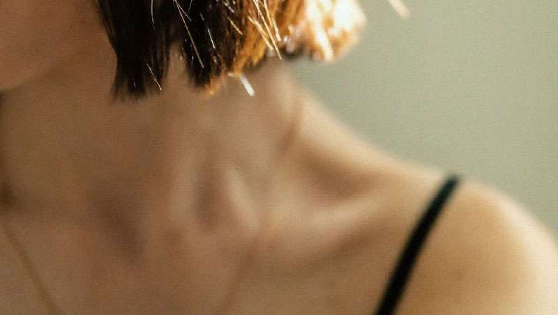 Qué es el Tech Neck y cómo revertir sus efectos en la piel