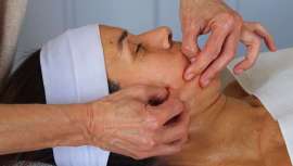 Hazte ya con tu entrada y disfruta de un taller excepcional, el que protagonizará esta reputada profesional, experta en masaje y rejuvenecimiento, con movimientos únicos y una sólida base y conocimientos para resultados sorprendentes 