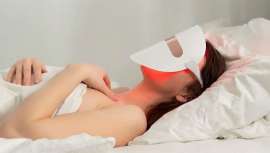 La piel tiene la asombrosa capacidad de absorber la luz y transformarla en energía para reemplazar las células dañadas por otras nuevas y saludables. Cuando una luz led se aplica, se aumenta la producción de colágeno, entre otros beneficios