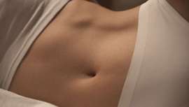 Con el embarazo, el cuerpo sufre cambios y es posible que, a pesar de una dieta equilibrada y ejercicio, no podamos recuperar nuestra figura. La Dra. Elena Jiménez, de Eleca Clinic, nos da las claves de la abdominoplastia con liposucción por láser