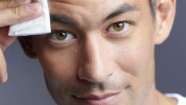 Sin limpiadores que resecan, ni aceite de árbol de té, ni exfoliaciones agresivas, tan solo dos toallitas y tu piel quedará suave, luminosa, hidratada y totalmente pulida. Es el truco de belleza para lucir radiante esta Navidad