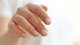 Mantener unas uñas fuertes y saludables a menudo se relaciona con una buena nutrición y, en algunos casos, el uso de suplementos puede ser beneficioso