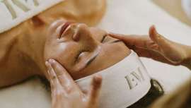 Descubre qué hay de cierto en el poder transformador de los retinoides, con la ayuda de la facialista y cosmetóloga Esther Moreno, quien te destapa las mentiras que circulan sobre el activo más de moda del momento