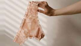 En la transición a la menopausia, los cambios hormonales, en particular la disminución de estrógenos, afectan significativamente los tejidos de la vulva y el revestimiento de la vagina. Este fenómeno tiene repercusiones en la salud íntima y sexual