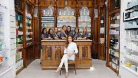 La reconocida farmacéutica, Pilar Barrau, experta en dermocosmética, formulación y optometrista, cuenta con una trayectoria única que refleja una dedicación inquebrantable y una pasión por la excelencia