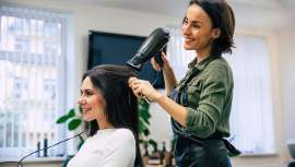 Este año, antes de que el tsunami de trabajo llegue a tu salón, considera cómo puedes minimizar el estrés y disfrutar de la temporada navideña como y con todos los demás