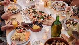 Se acercan las comidas y cenas de Navidad, por eso desde la Escuela de Nutrición Emocional, nos proponen 5 pautas que podemos seguir que nos ayudarán a mejorar la digestión y evitar un exceso de peso