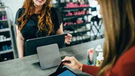 Alazne Montero, directora de Punkrose Salón, comparte cuál es la forma óptima de gestionar el punto de venta en los salones de peluquería, así como algunos consejos para incrementar los ingresos en esta época navideña