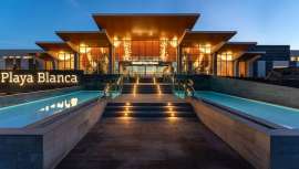 El nuevo resort, Barceló Playa Blanca está situado en primera línea de mar. Con esta nueva apertura, la cadena consolida su compromiso con el desarrollo turístico, económico y social de Canarias, donde actualmente opera 16 hoteles en 4 islas