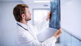 Faro Edtech ha analizado las diferencias entre ser médico en Europa y en LATAM para orientar a los profesionales que buscan oportunidades en el extranjero