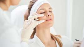 A medida que envejecemos, los músculos se contraen y el contorno del rostro va perdiendo su aspecto juvenil. Esa pérdida de volumen aparece principalmente en los pómulos, las mejillas y los pliegues nasolabiales. ¿Qué podemos hacer?