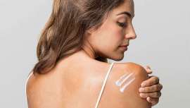 Esperanza Sáenz, responsable de imagen de Nezeni Cosmetics nos habla de cómo la crema va actuando y fundiéndose con la piel dependiendo de distintos factores relacionados con el tipo de cutis, la formulación y los ingredientes activos que contiene