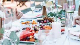 Descubre cómo disfrutar de la Navidad sin preocupaciones, con los consejos expertos y tratamientos renovadores del Centro de Estética Silvia Giralt