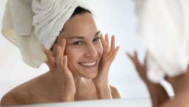 Comilonas, fiestas, exceso de dulce, de alcohol, menos horas de sueño, estrés... Los estragos de las fiestas se reflejan en la salud y en el estado de la piel, pero Cristina Lobato tiene la solución para revertirlos