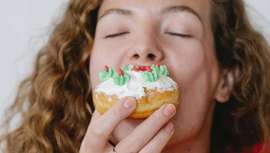 El consumo de grasas saturadas favorece la pérdida del cabello al provocar el agotamiento de las células madre del folículo piloso bloqueando su regeneración e impidiendo que vuelva a crecer, según explican desde Hospital Capilar