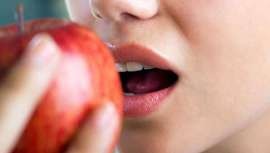 Una sonrisa saludable no solamente es atractiva, sino que también refleja la salud dental y general de la persona. La Dra. Ciudad, especialista en Estética Dental en Face Clinic, nos cuenta qué comer para mantener los dientes sanos