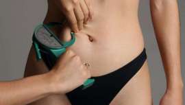 Notarse hinchada en vientre, piernas y tobillos es más normal de lo que parece, y que nos aprieten los pantalones no quiere decir que hayamos engordado. Somatoline Cosmetic explica las diferencias entre retención de líquidos, hinchazón y grasa