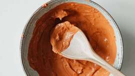 Coloración natural a base de pigmentos de plantas, maderas, flores y tierras, que, mezclados con agua caliente, forman un barro que se aplica sobre el cabello. No lo daña, ni provoca alergias