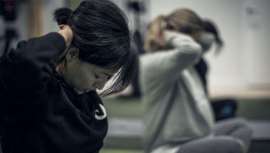 A través de la conciencia postural, la atención a las actividades diarias y el ejercicio, se puede mejorar la postura corporal y disfrutar de una mayor calidad de vida