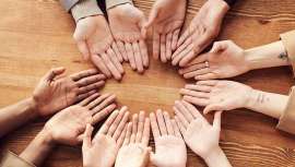 Lo descubrimos todo sobre las manos y qué revelan no solo acerca de la edad, sino también de nuestra personalidad, poniendo freno al paso del tiempo bajo la prescripción de Silvia Moreno 